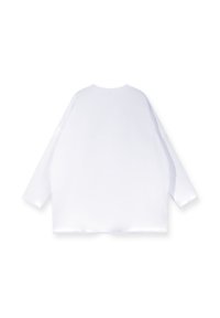 Camisa blanca de gran tamaño con mangas largas que presenta un escote redondo, textura suave y dobladillo recto, sin patrones visibles ni herrajes.