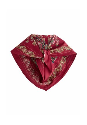 Červená bandana s paisley a kvetinovými vzormi v béžovej, modrej a zelenej farbe, zložená so stredovým uzlom na bielom pozadí.