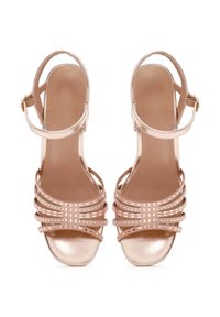 Sandali con tacco alto e cinturini in materiale metallico rosa chiaro. Presentano diverse cinghie orizzontali con dettagli in borchie e una chiusura con fibbia.