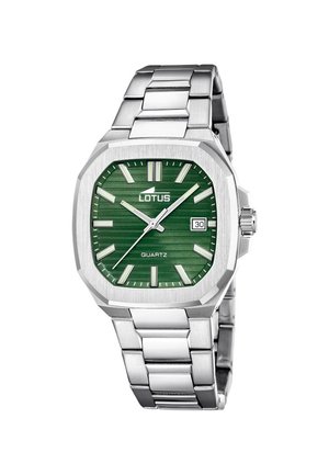 Srebrny metalowy zegarek na nadgarstek z zieloną prostokątną tarczą, białymi oznaczeniami godzin i wskazówkami, okienkiem daty na godzinie 3 oraz kwarcowym mechanizmem.