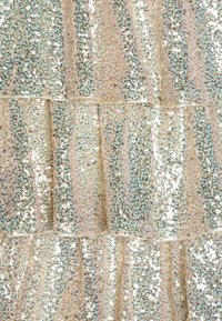 Tissu en sequins de différentes nuances d'or et d'eau, présentant des sequins circulaires disposés en rayures verticales avec un dos lisse.