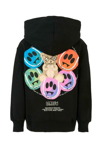 Zwarte hoodie met een gedrukt ontwerp van een beer met knoopogen, omringd door kleurrijke schedelmotieven in blauw, groen, roze en oranje.