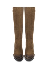Stivali alti in suede marrone con punta tonda, suola nera piatta e cerniera laterale. Presentano cuciture minime e una texture liscia.