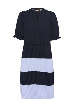 Vestido plisado que presenta una tela de un azul marino oscuro en la parte superior, que se transforma en rayas de azul claro y azul marino oscuro, con mangas cortas abullonadas y un escote en V.