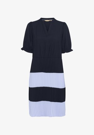 Vestido plisado que presenta una tela de un azul marino oscuro en la parte superior, que se transforma en rayas de azul claro y azul marino oscuro, con mangas cortas abullonadas y un escote en V.