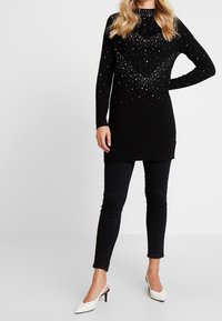 Wallis Stickad tröja - black