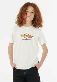 Weiße Baumwoll-T-Shirt mit einem Grafikdruck "RIPCURL" in Orange und Schwarz, Rundhalsausschnitt, kurzen Ärmeln und lockerer Passform.
