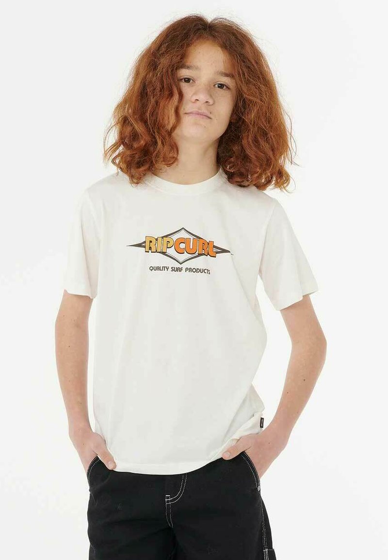 Weiße Baumwoll-T-Shirt mit einem Grafikdruck "RIPCURL" in Orange und Schwarz, Rundhalsausschnitt, kurzen Ärmeln und lockerer Passform.