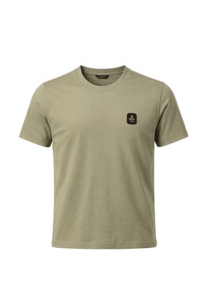 T-shirt verde oliva a maniche corte con scollo rotondo e piccolo logo a toppa nera sul petto sinistro, design semplice.