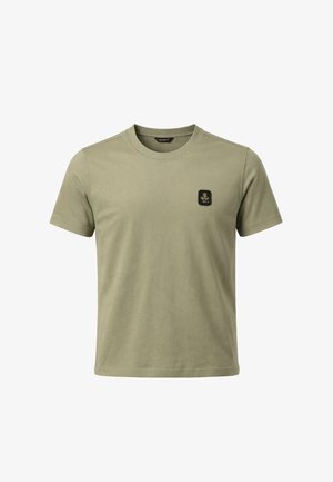 T-shirt verde oliva a maniche corte con scollo rotondo e piccolo logo a toppa nera sul petto sinistro, design semplice.
