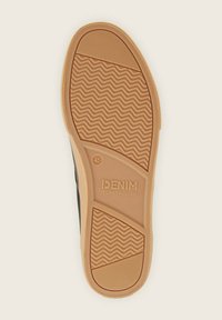 Suola nera dello sneaker con un battistrada decorato, dotata di una suola in gomma marrone. 'DENIM TOM TAILOR' inciso sul lato, taglia contrassegnata come 45.
