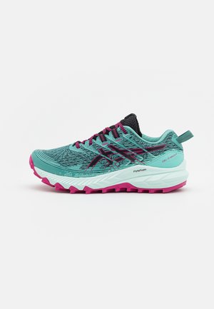 Teal og pink ASICS løbesko med mønstret mesh-øvre, sort pløs og chunky hvid sål med FlyteFoam og GEL-Trail teknologi.