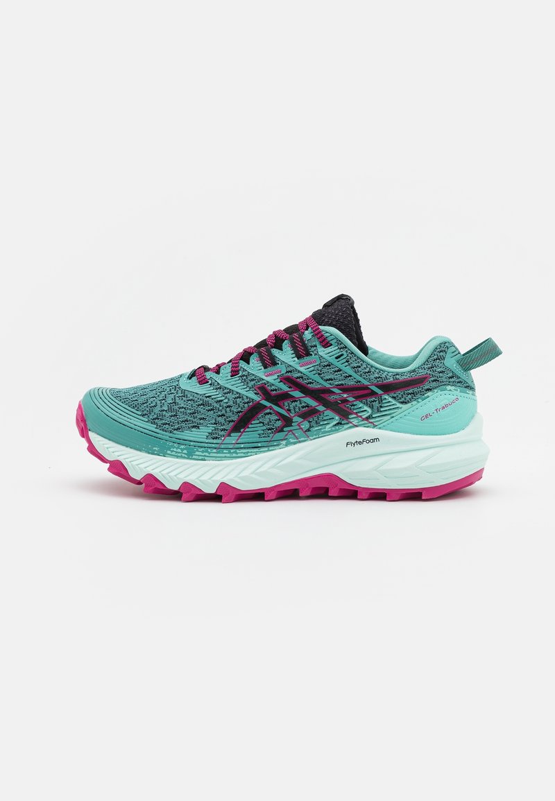 Chaussure de course ASICS bleu sarcelle et rose avec tige en mesh à motifs, languette noire et semelle épaisse blanche intégrant la technologie FlyteFoam et GEL-Trail.