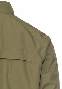 Olivenfarbene, wasserdichte Jacke mit strukturiertem Kragen, Schulternähten und glatter Textur mit dezenten Steppdetails.