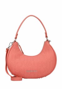 Sac à main en cuir rose avec un design de logo embossé. Il a une forme courbée, une courte poignée supérieure et une bandoulière amovible pour plus de polyvalence.