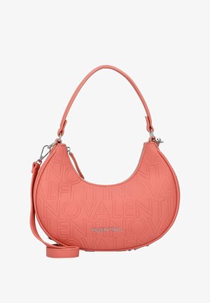 Sac à main en cuir rose avec un design de logo embossé. Il a une forme courbée, une courte poignée supérieure et une bandoulière amovible pour plus de polyvalence.