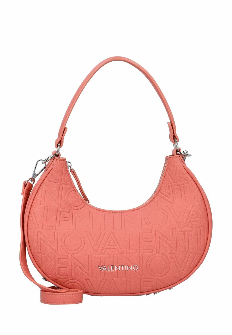 Sac à main en cuir rose avec un design de logo embossé. Il a une forme courbée, une courte poignée supérieure et une bandoulière amovible pour plus de polyvalence.