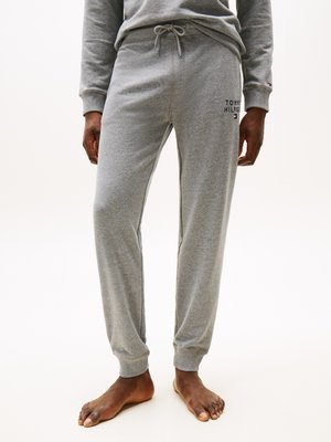 Pantalons de survêtement gris en tissu doux, dotés d'une taille à cordon de serrage, d'une conception de jambe fuselée et d'un accent logo brodé sur la cuisse.