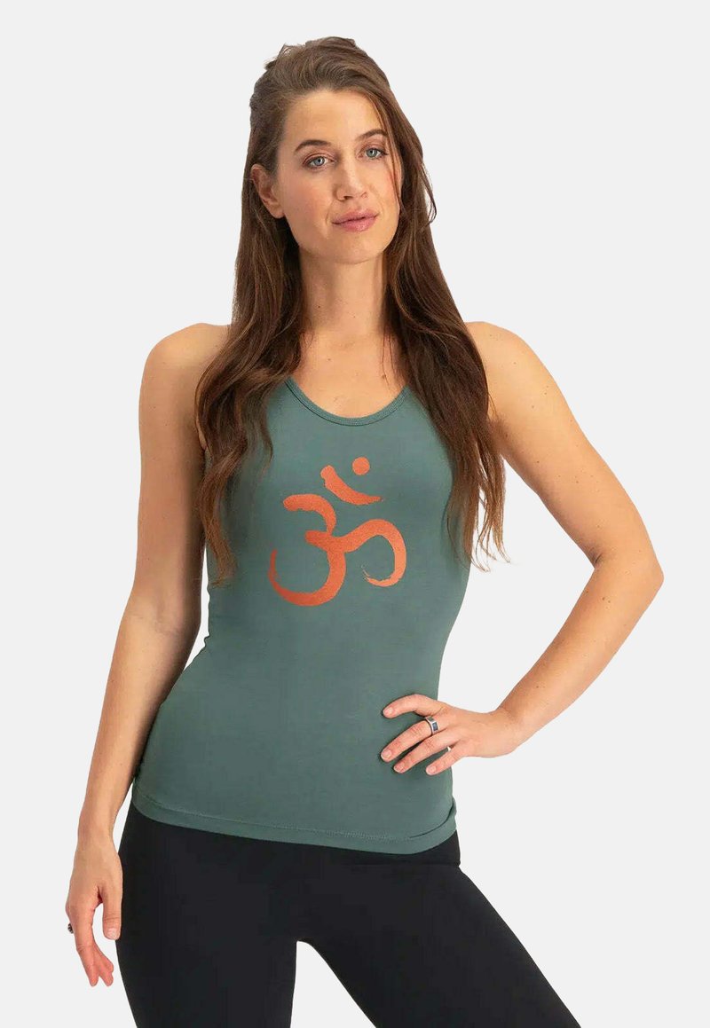 Dunkelgrünes Tanktop mit einem auffälligen orangefarbenen Om-Symbol auf der Vorderseite. Figurnah geschnitten, aus weichem Stoff mit glatter Textur.