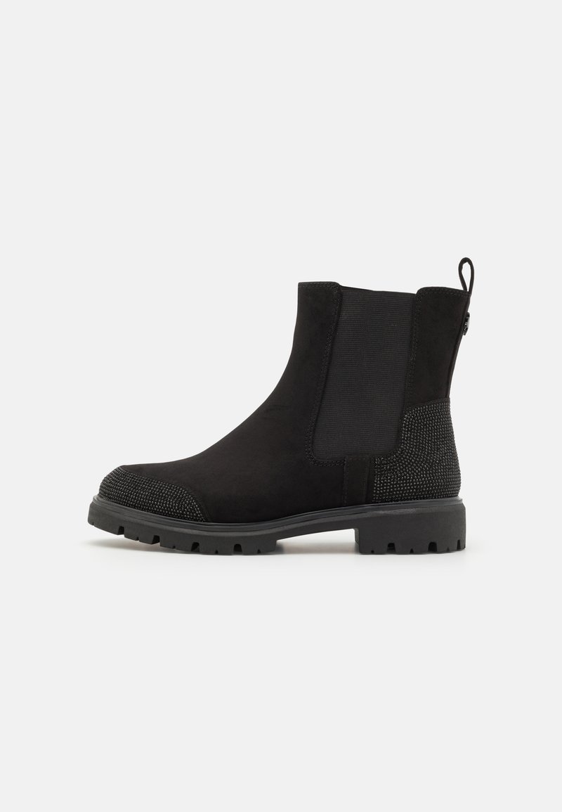 Bottines noires avec une finition en daim, panneaux latéraux élastiques, bout texturé et talon à côtes. Présente une languette pour un enfilage facile.