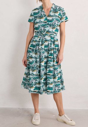 Kurzärmeliges, knielanges Kleid in Türkis mit Blumen- und Landschaftsprint. Verfügt über ein Wickeldesign und eine definierte Taille, gefertigt aus leichtem Stoff.
