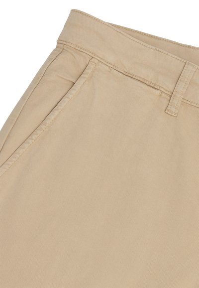 Μπεζ βαμβακερό παντελόνι με πλαϊνή τσέπη, θηλιά ζώνης και ορατή ραφή στη μέση και στην άκρη της τσέπης.