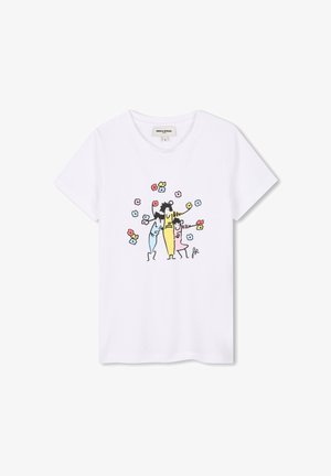T-shirt en coton blanc avec une illustration colorée de trois figures entourées de fleurs. Manches courtes et col rond.