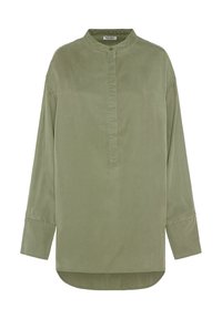 Olivegrünes Langarmhemd mit Stehkragen, knöpfbarem Frontbereich und abgerundetem Saum. Der Stoff wirkt glatt mit matter Oberfläche.