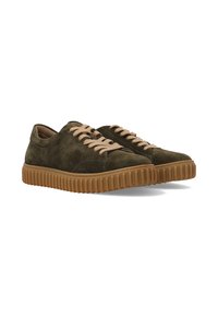 Olivegrüne Wildledersneaker mit strukturierter Oberfläche, ausgestattet mit beigen Schnürsenkeln und einer Gummisohle mit gerippten Details.