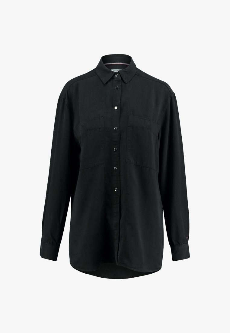 Chemise noire à manches longues avec boutons, col, poches poitrine et boutons argentés sur le devant.