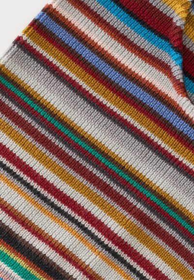Gros plan d’un tissu tricoté avec des rayures diagonales multicolores en rouge, moutarde, gris, bleu, sarcelle et noir.