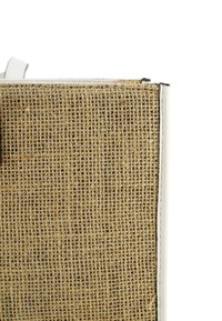 Natuurlijk geweven jute oppervlak met een gestructureerde afwerking, aangevuld met contrasterende witte randen. Stevig en rechthoekig ontwerp.