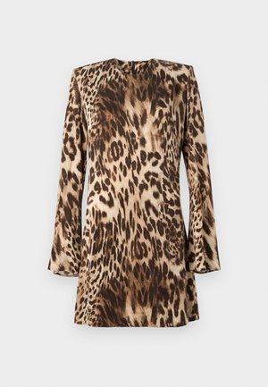 Robe à imprimé léopard avec des manches longues, un col rond et une texture lisse, semblable à du satin, dans des tons de beige et de marron.
