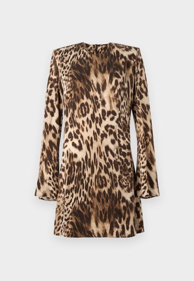 Leopardo rašto suknelė su ilgomis rankovėmis, apvalia iškirpte ir lygiu, satino tipo tekstūra smėlio ir rudos spalvose.