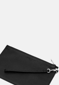 Borsa in pelle nera con finitura testurizzata, dotata di chiusura a zip e di un cinturino da polso. Logo impresso sul davanti. Dettagli in metallo di tono argento.