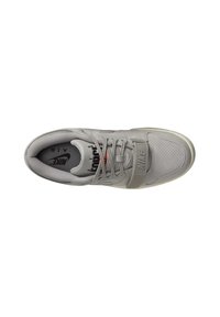 Sneaker Nike gri, cu un upper din suede neted și plasă, limba căptușită și accente texturate. Include logo și sistem de închidere cu șiret.