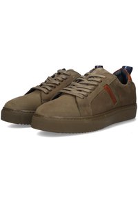 Baskets en daim marron à finition texturée, dotées d'un design à lacets, d'une semelle en caoutchouc, et d'un accent en cuir contrastant sur le talon.