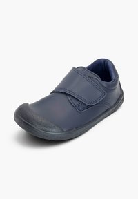 Chaussure pour enfant bleu marine avec une seule large bride en velcro et un embout et une semelle en caoutchouc noir texturé.