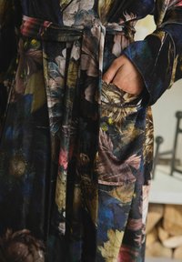 Next REGULAR FIT - Halāts - black floral