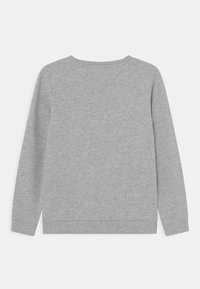 Felpa grigia con maniche lunghe realizzata in morbido cotone misto. Presenta un collo rotondo, polsini a costine e una vestibilità comoda. Senza stampe visibili.