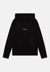 Czarna bawełniana bluza z kapturem z ribbami na nadgarstkach i na dole, z białym haftowanym logo na środku. Gładka tekstura i luźny krój.