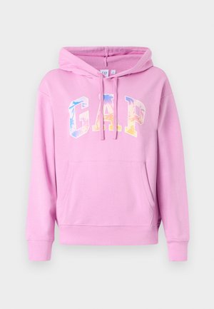 Lyserød hoodie med frontlomme, snoretræk i hætten og gradient "GAP"-logo i pastelfarver. Glat tekstur og ribbede håndled.