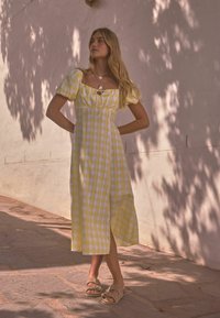 Next PUFF SLEEVE MIDI  - REGULAR FIT - Vardagsklänning - yellow white