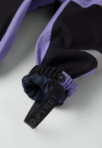Zwarte buitenjas met paarse en marineblauwe accenten, elastische manchetten met knoopsluiting en een geweven label met de tekst "O.PYRET".
