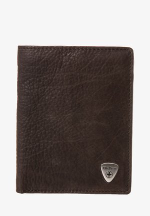 Braune Lederbörse mit strukturierter Oberfläche, rechteckiger Form und einem silbernen Logo-Akzent in der unteren rechten Ecke.