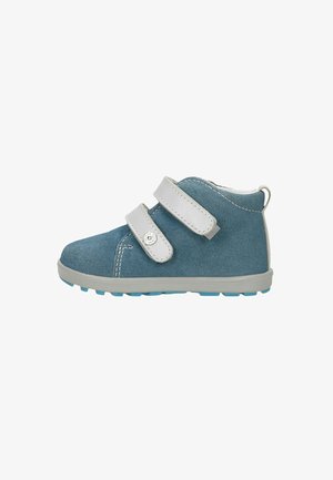 Scarpa per bambino in suede blu con cinturini in velcro grigi, suola grigia e battistrada blu, vista di lato su uno sfondo bianco.