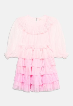 Φόρεμα μακρυμάνικο σε ανοιχτό ροζ χρώμα με πολλαπλές πλισέ βολάν στην φούστα και λεπτομέρεια με βολάν στον γιακά.