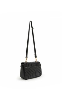 Bolso de mano sintético negro acolchado de forma rectangular, con una correa delgada ajustable y acentos en tono dorado.