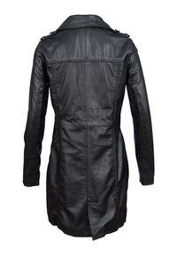 Giacca di pelle nera, di lunghezza media, con collo a scollo e spacchetto sul retro. Presenta una texture liscia e cuciture dettagliate sul retro.