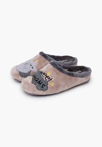 Zapatillas de felpa rosas con ribete gris, que presentan apliques de nube y estrella, y el texto "Sweet Dreams" bordado en negro. Textura suave.